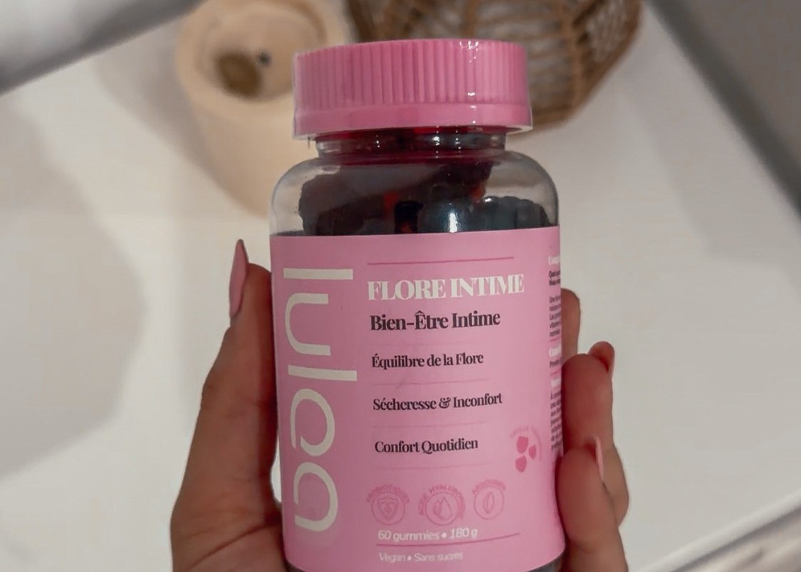 Une cliente tient le pot Lulea Flore Intime dans sa main