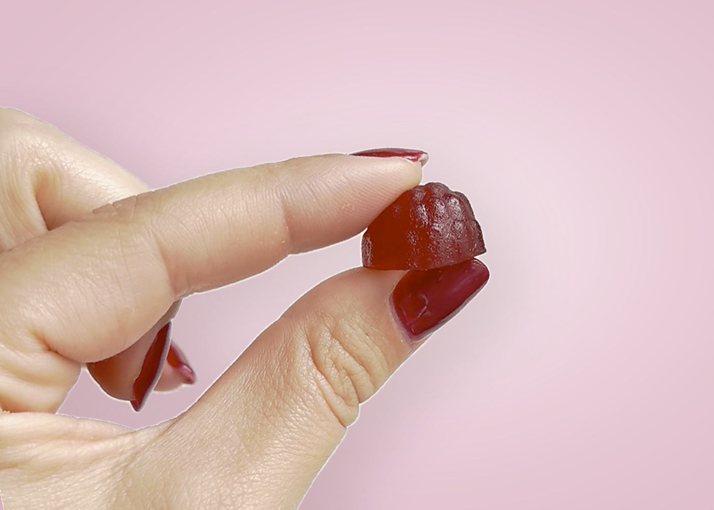 Une gummie Lulea tenue entre deux doigts